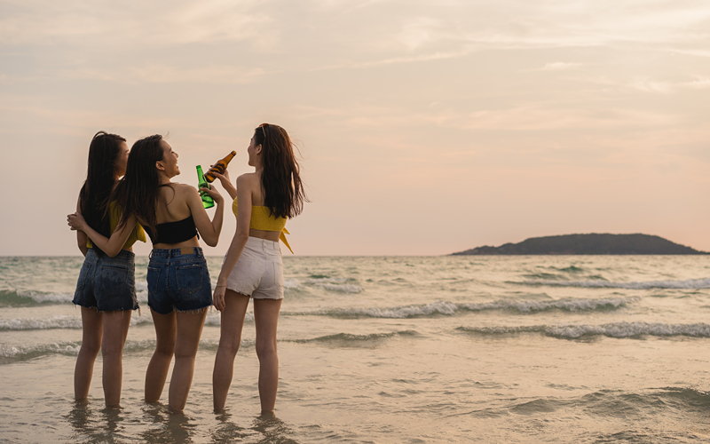 A group of friends in a beach
