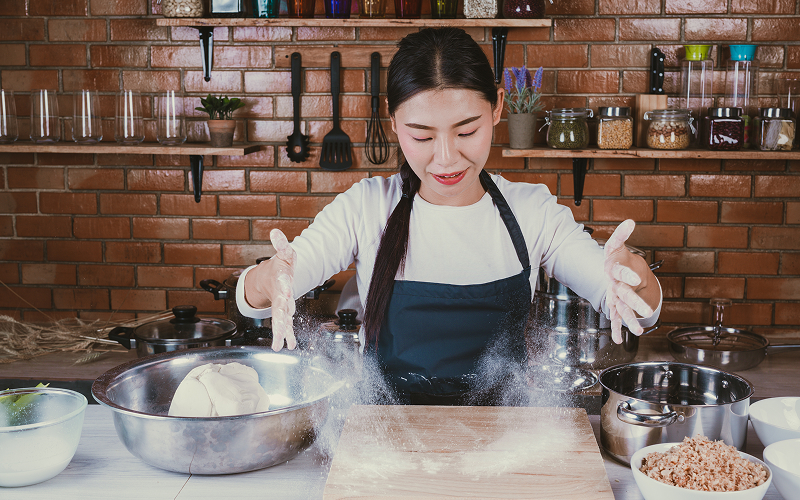 A student concentrated in baking